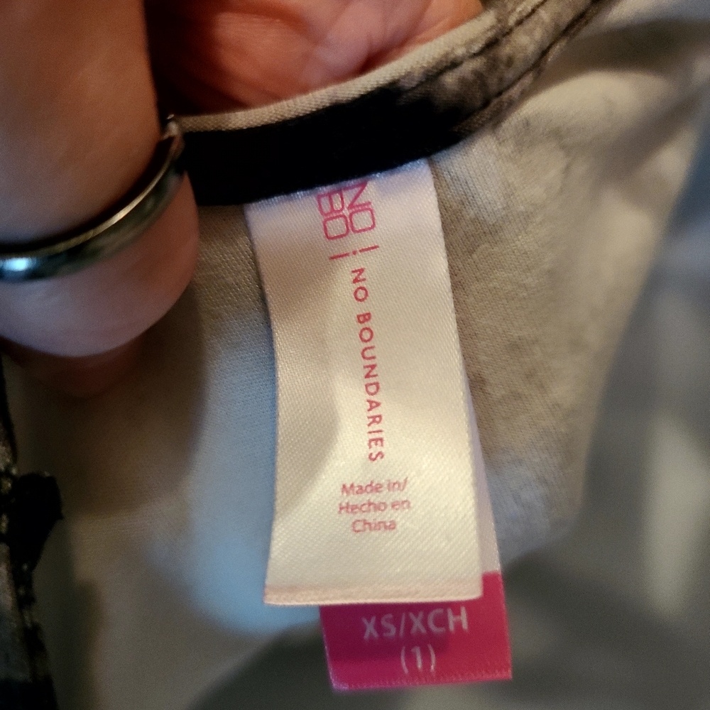 No Boundaries NWT "LOVE" tye dye blackNwhite cut out tank szXS - Picture 4 of 4